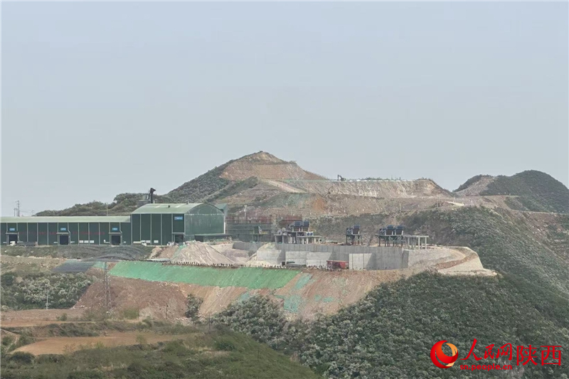 润鑫新材料厂区内的一座山头已被削平，隐约可见挖掘机作业（摄于4月23日）。