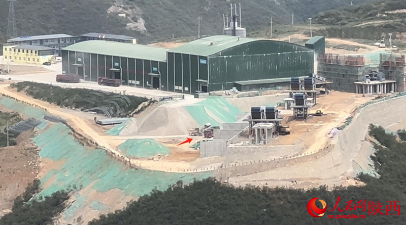 厂区内，一辆铲车正在进行装车作业（摄于5月16日）。
