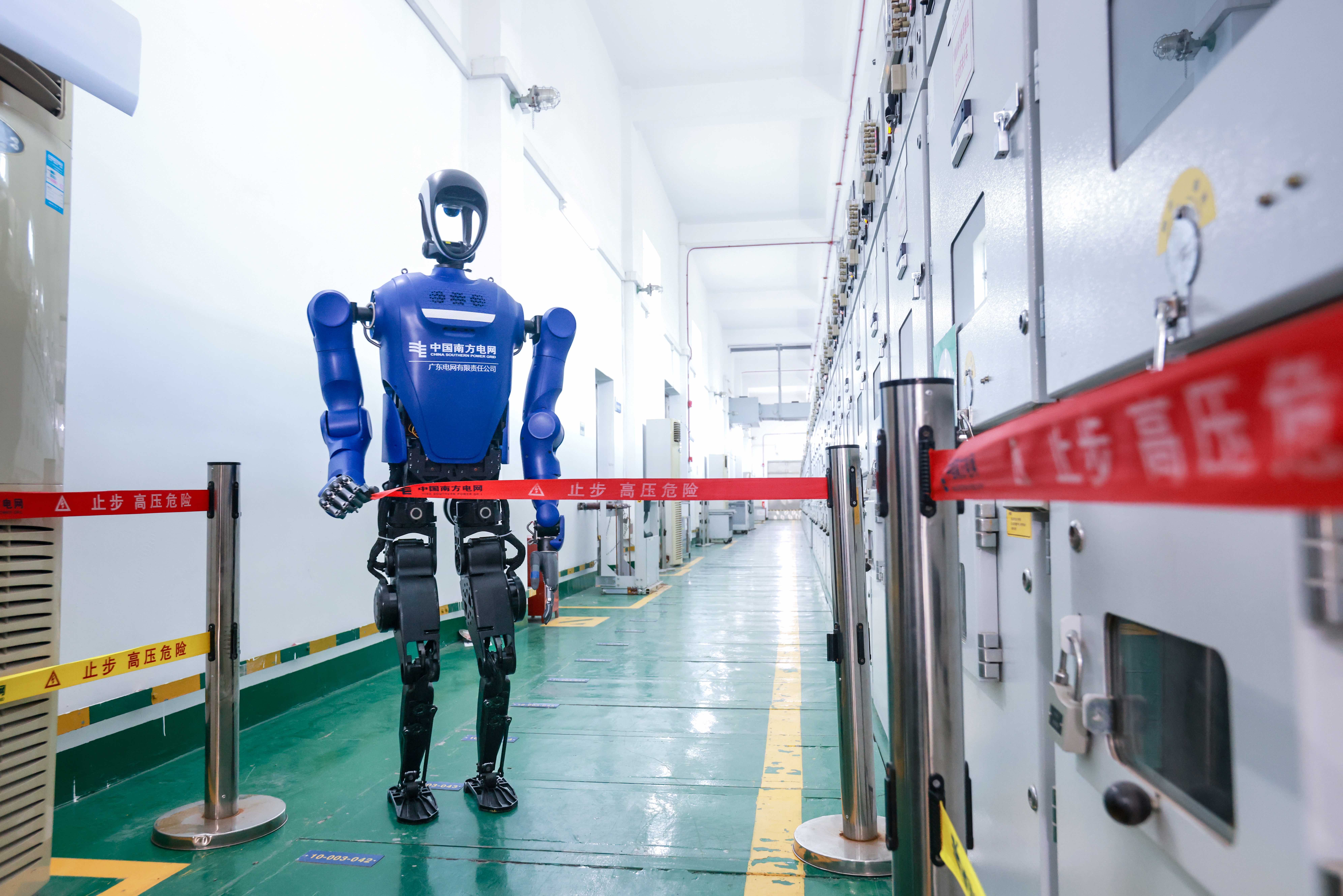 5月9日，南方電網廣東電網公司人形機器人在十五運重要保供電變電站投入使用，圖為機器人正在布置作業圍蔽。高方華 攝