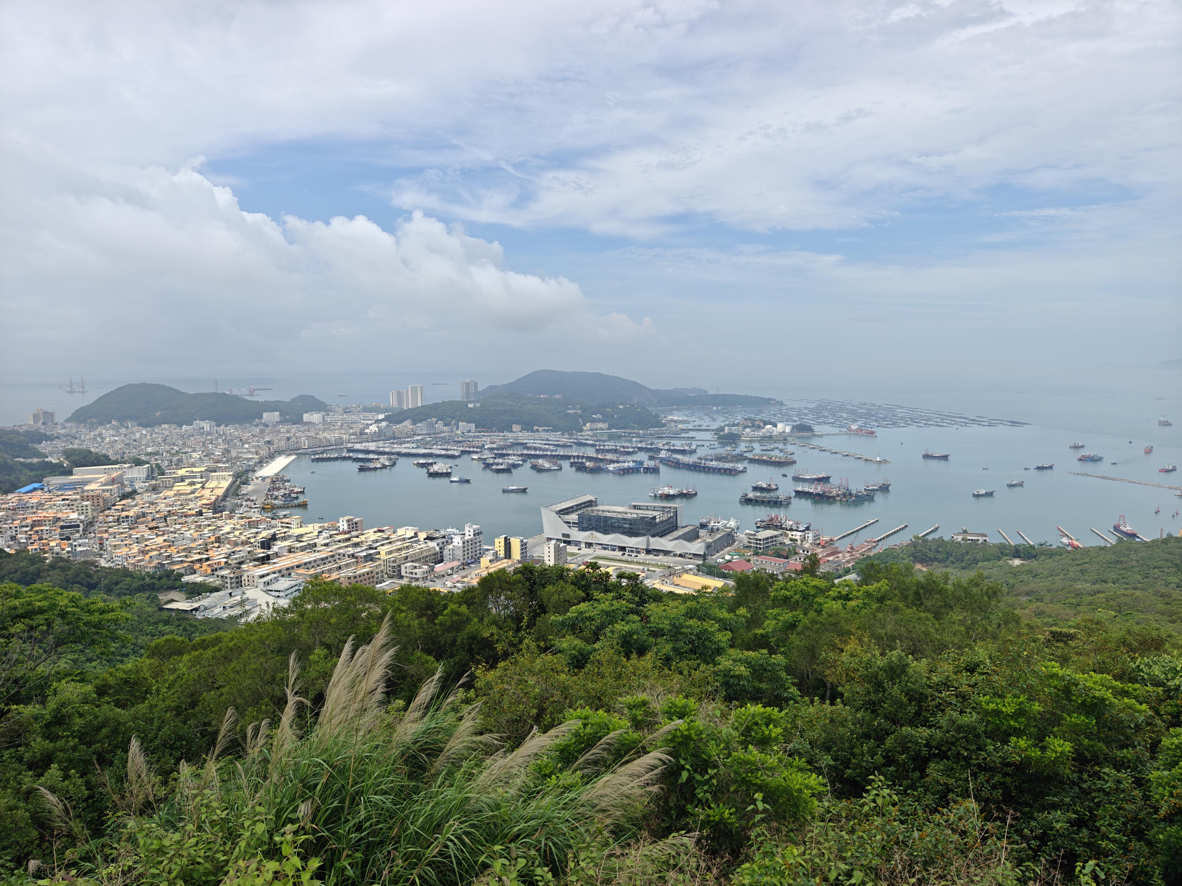 站在觀景台上，游客可以鳥瞰整個海陵島的美麗海景。人民網 王雅蝶攝