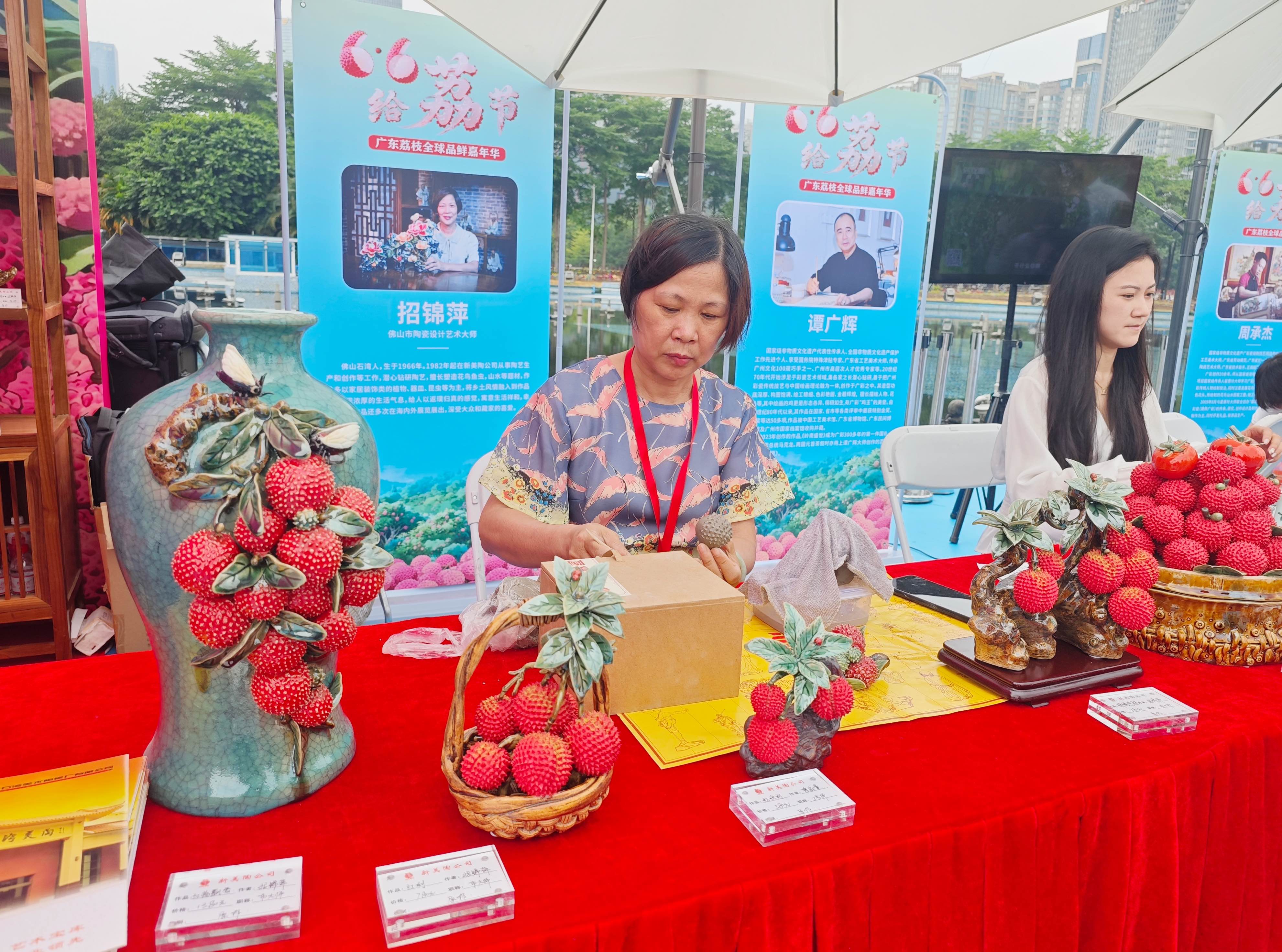 佛山市的陶瓷设计师现场制作精美的荔枝摆件。人民网 朴馨语摄