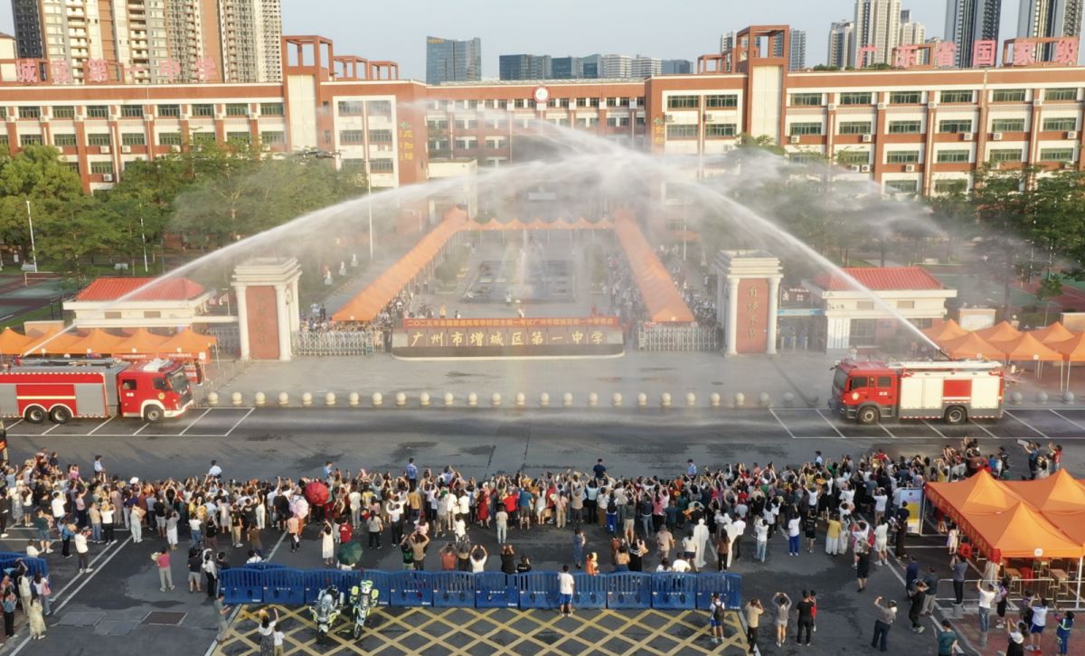 双倍好运！高考生“过水门”仪式遇上彩虹