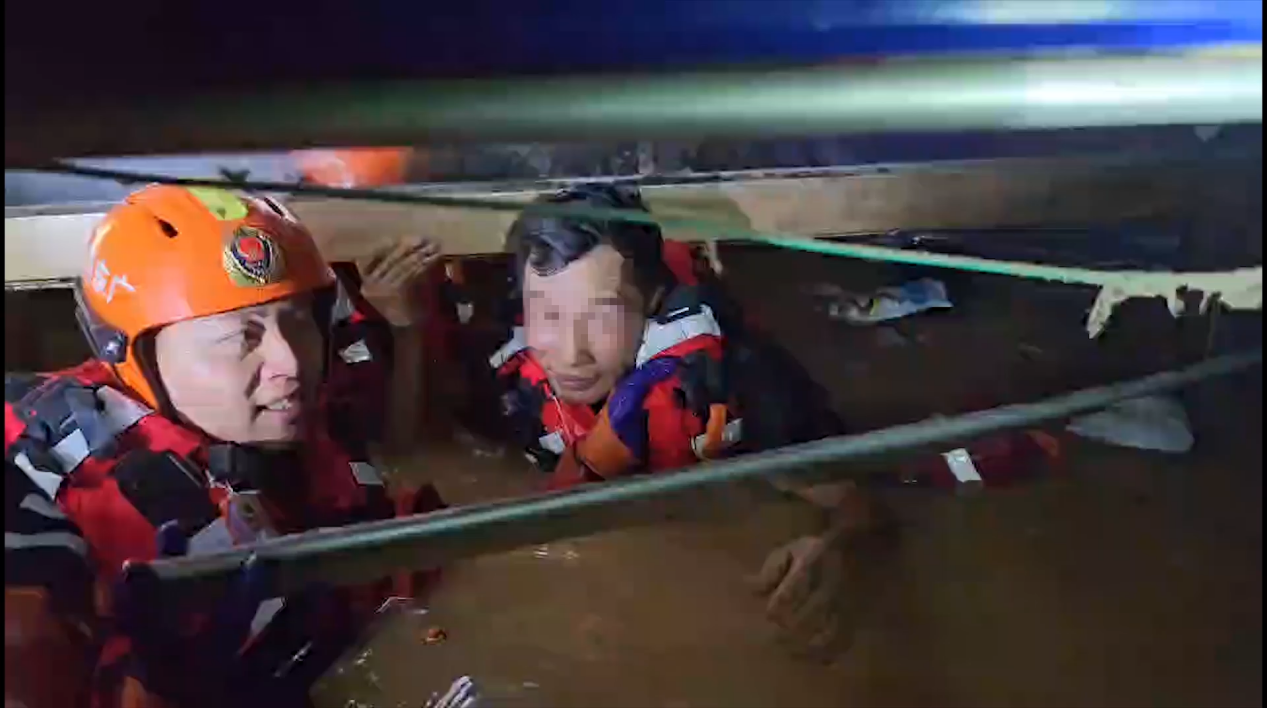 洪水来袭，一楼被浸没，消防救援人员成功转移数十人。广东省消防救援总队供图