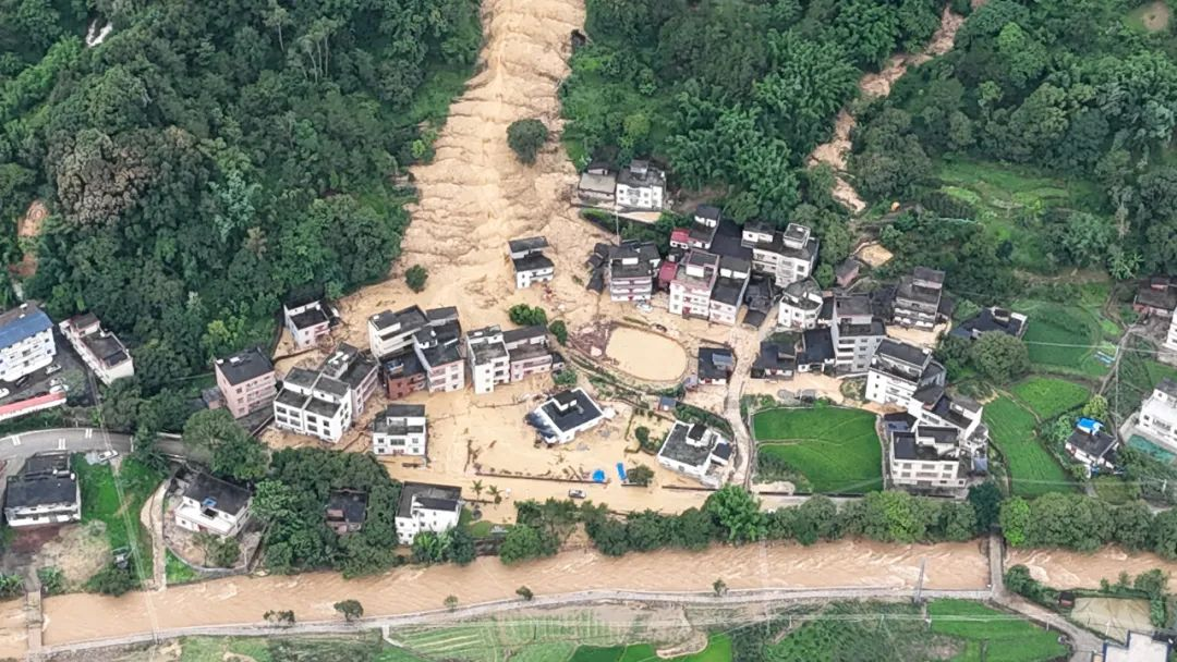 山體滑坡后航拍圖。圖片來源：廣東省應急管理廳官方微信