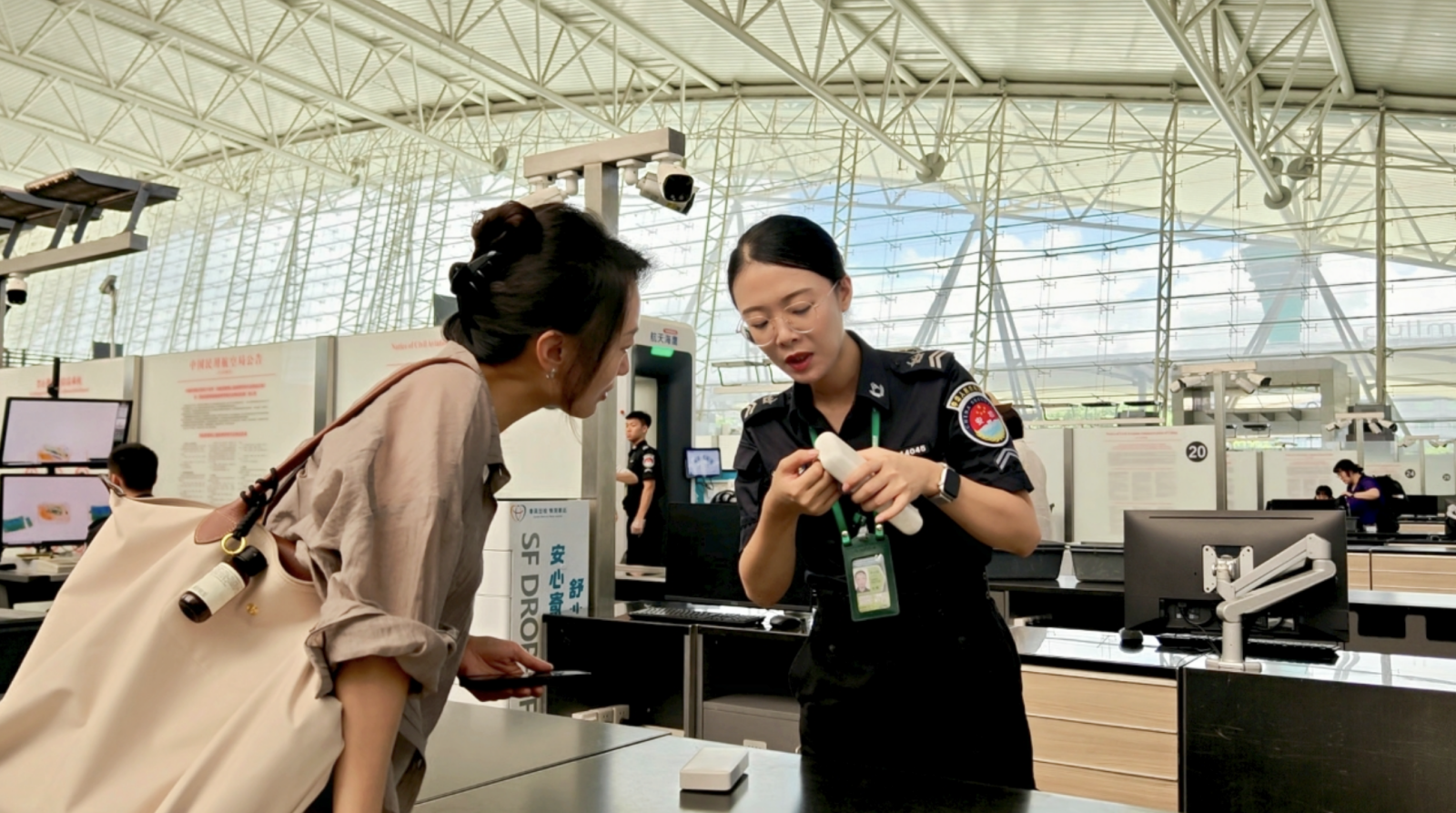 白云机场安检人员查验旅客充电宝。白云机场供图