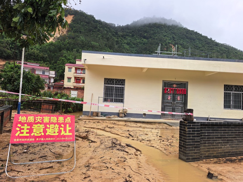 群众转移后,镇村干部在受灾点周边拉起警戒线,设置警示标志。