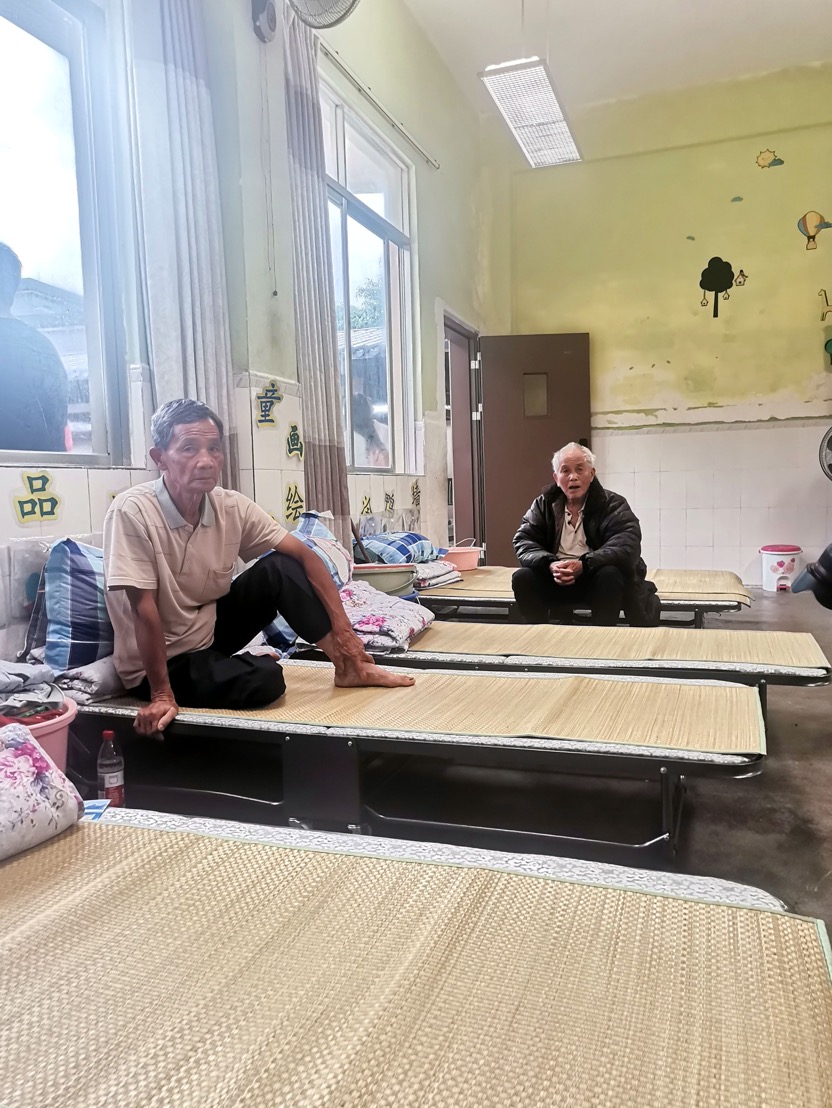 在秋风根小学临时安置点暂住的转移群众。