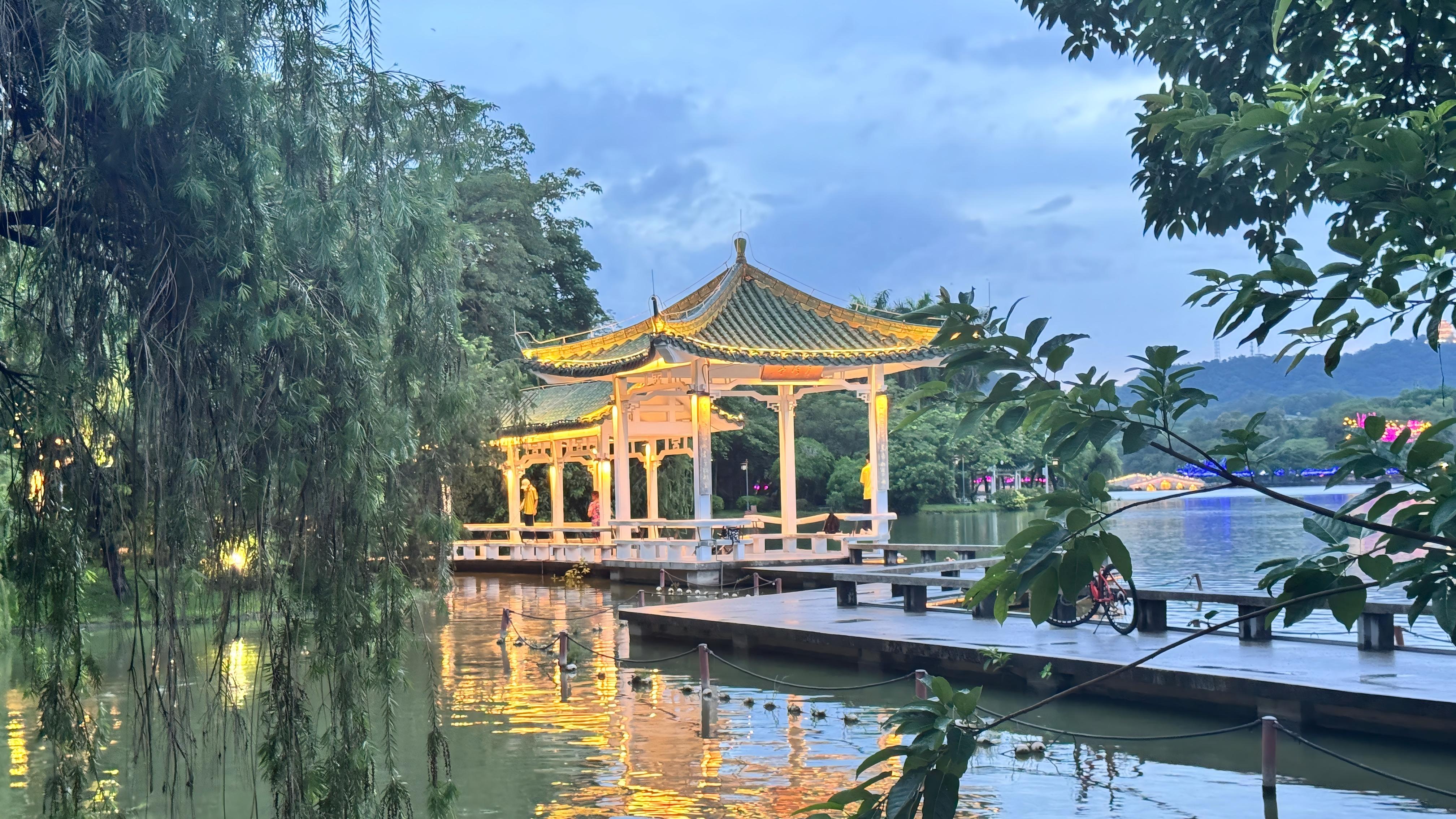 坐在月湾亭中，游客们可以欣赏到湖心中的美景。陆颖摄