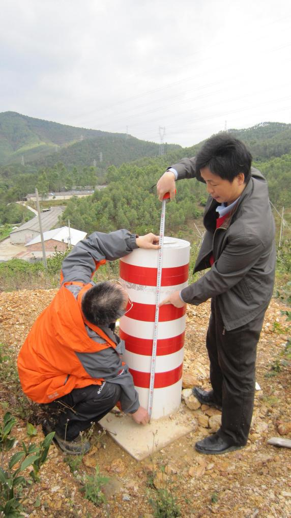 2013年12月，何宗友前往惠州检查惠州市现代测绘基准建设项目，实地测量GPS控制点尺寸是否符合设计要求