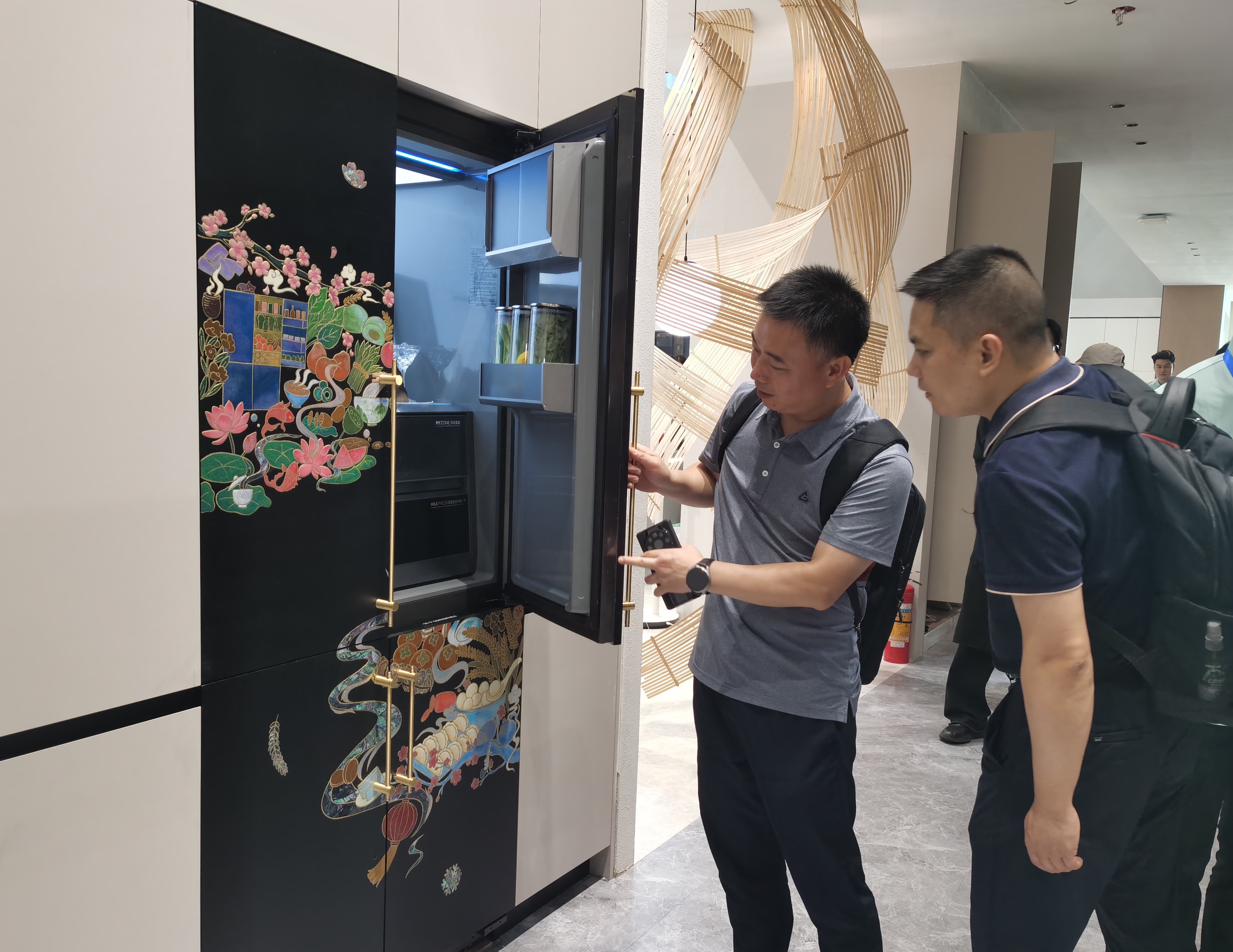 第27屆中國建博會（廣州）上，參展客商觀看冰箱的手繪花紋。實習生 陳星攝