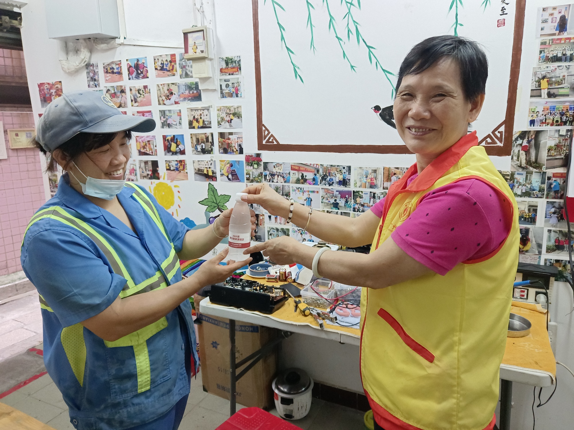 人民街“雙百工程”社工站開展驛站夏日送清涼活動，為戶外工作者送上礦泉水。廣州市民政局供圖