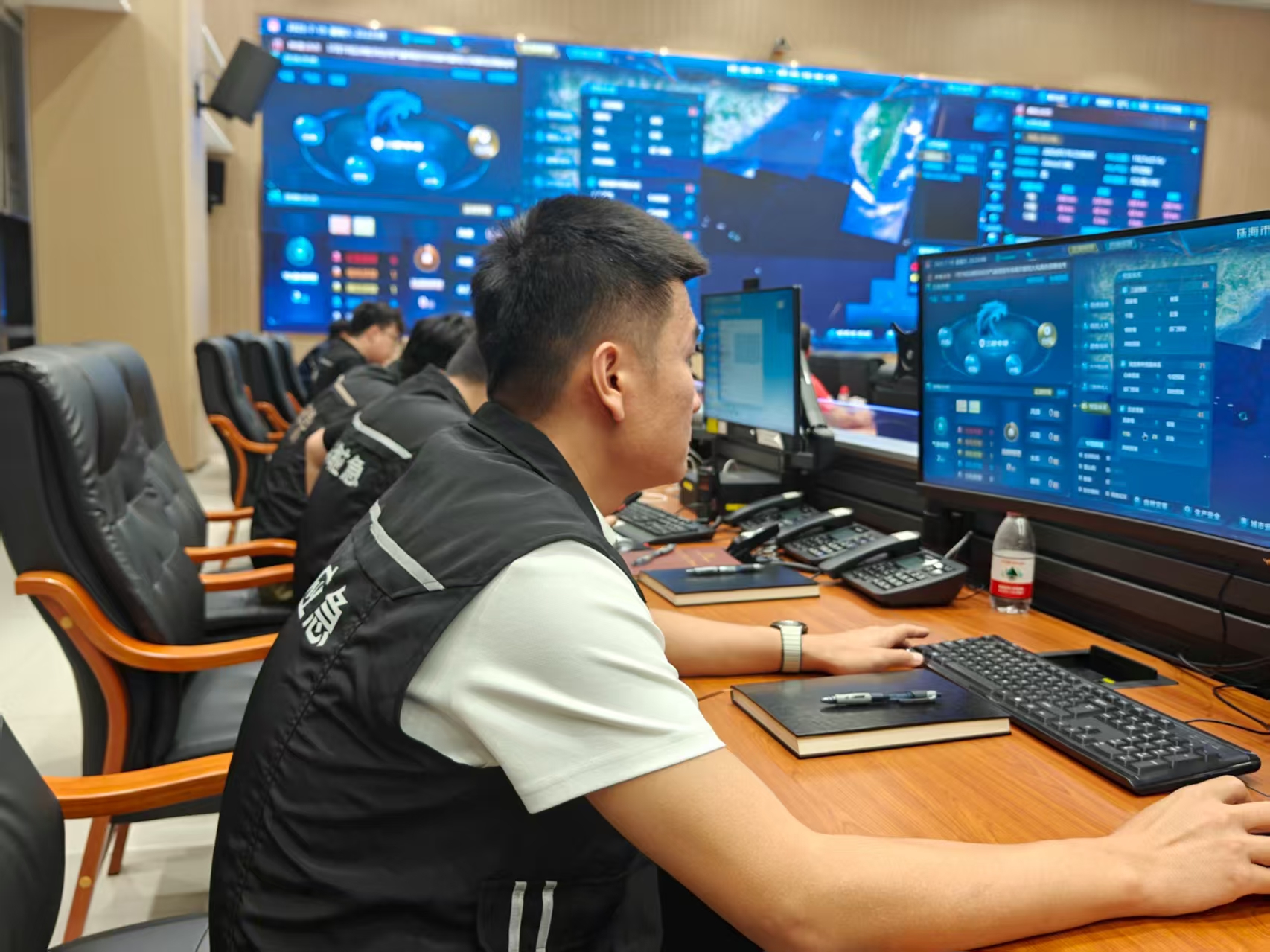 7月19日23時20分，珠海市應急管理局工作人員在崗值班，做好防御台風工作。人民網 王雅蝶攝