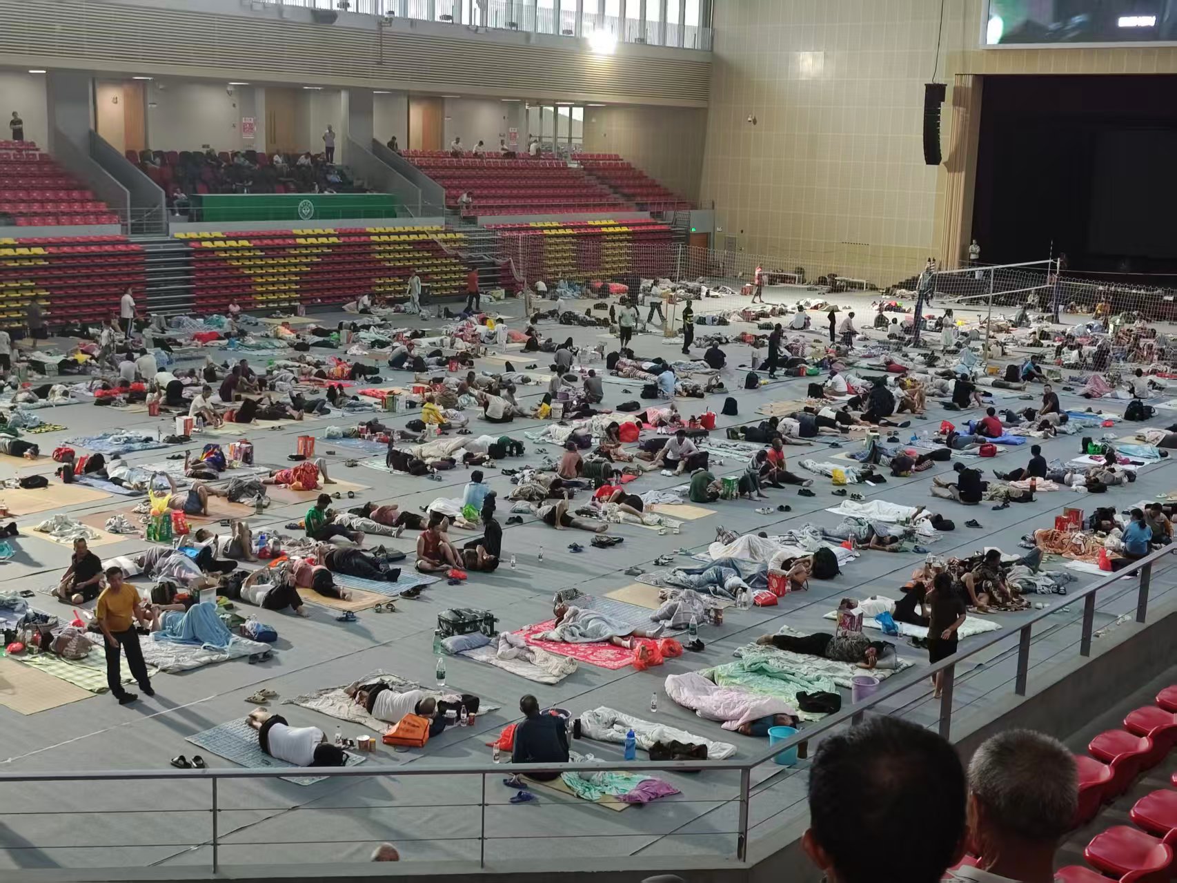 7月20日，在建工地临险人员在中山大学珠海校区防风避险。珠海市高新区应急管理局供图