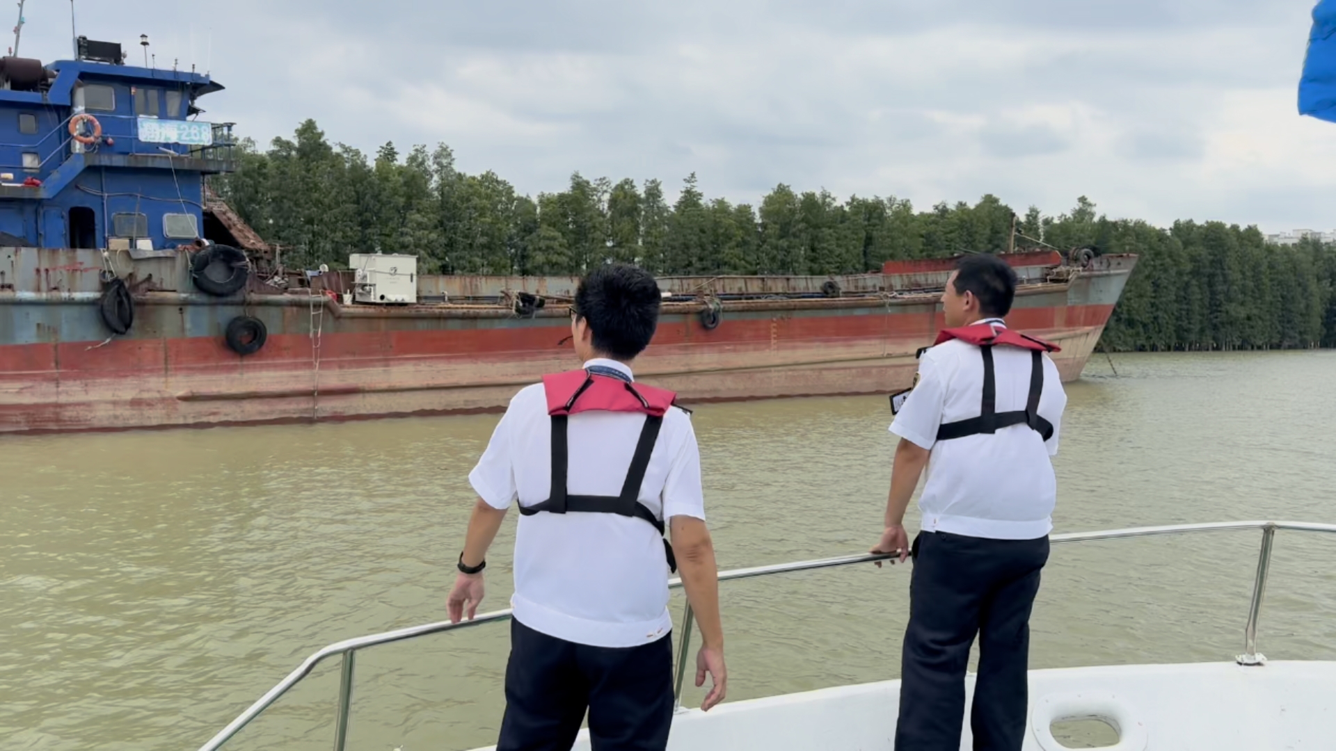 7月19日，珠海海事局执法人员提醒内河防台风船舶注意安全。珠海海事局供图