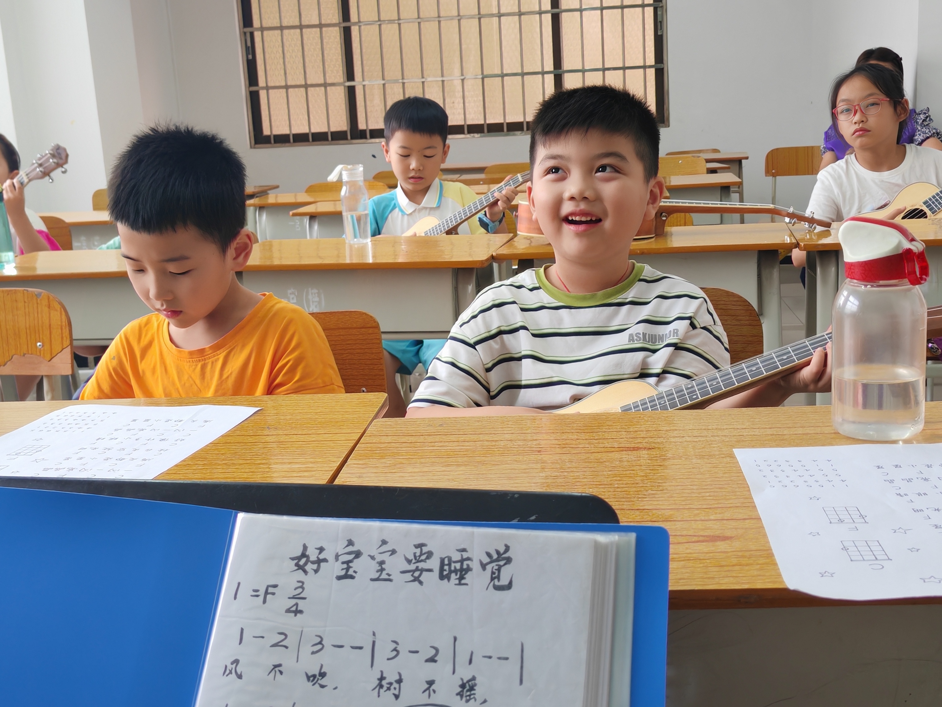 同學們認真學習彈奏尤克裡裡。人民網 寧玉瑛攝