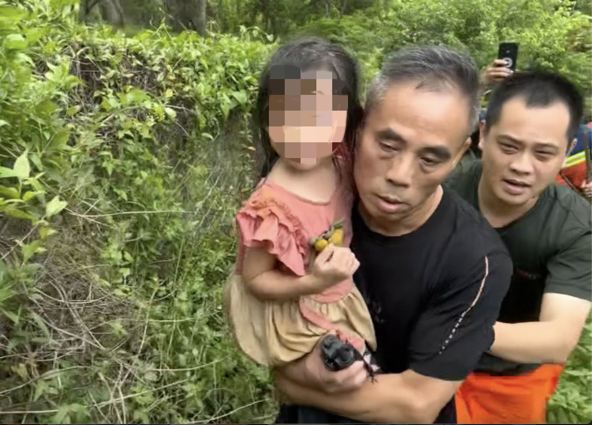 現場救援人員找到女童。潮安融媒供圖