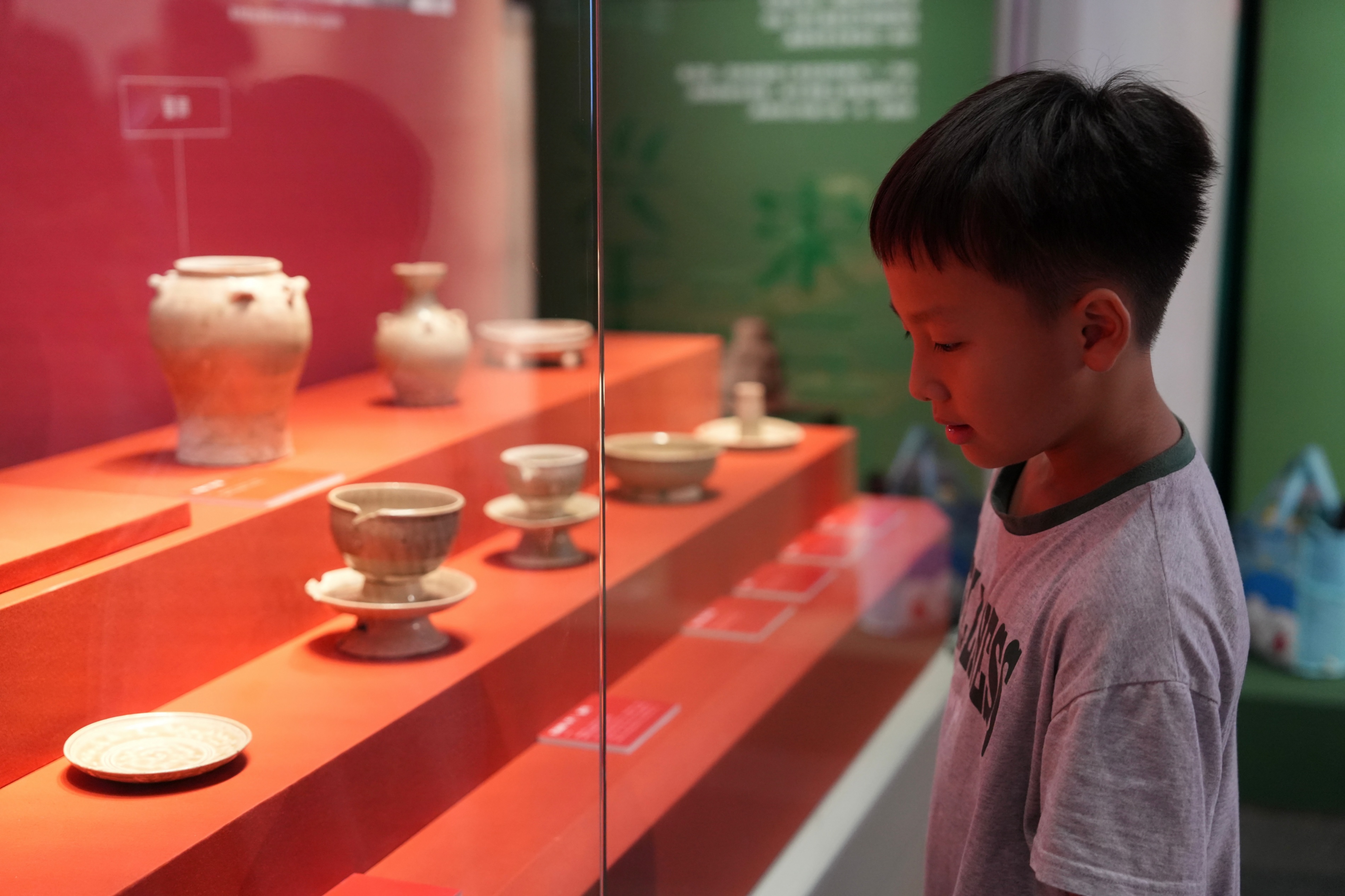 展览现场，小朋友饶有兴趣地观赏文物。实习生 李伊琳摄