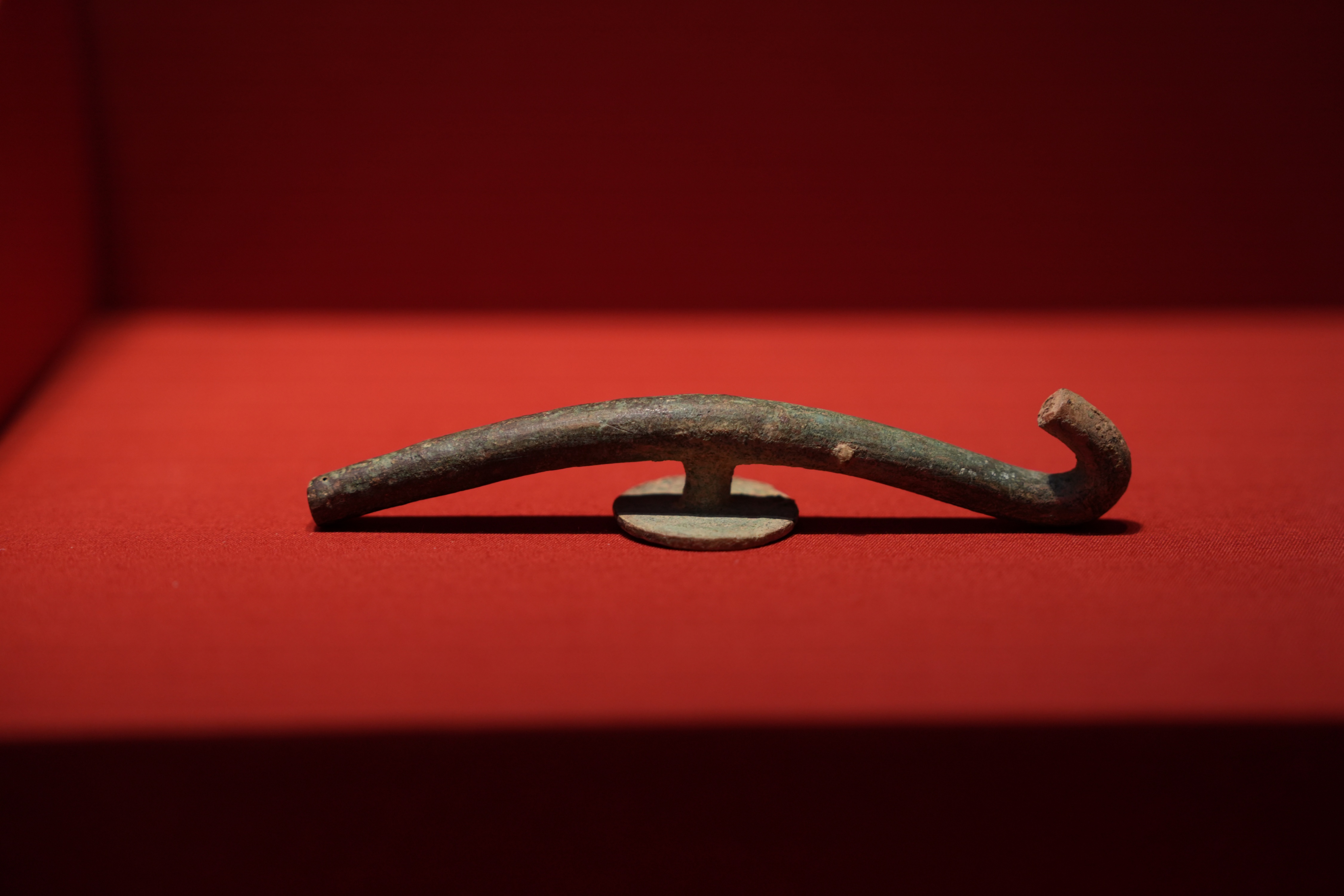 展览现场的铜带钩（东汉，公元25-220年），越秀区高岗遗址出土。实习生 李伊琳摄
