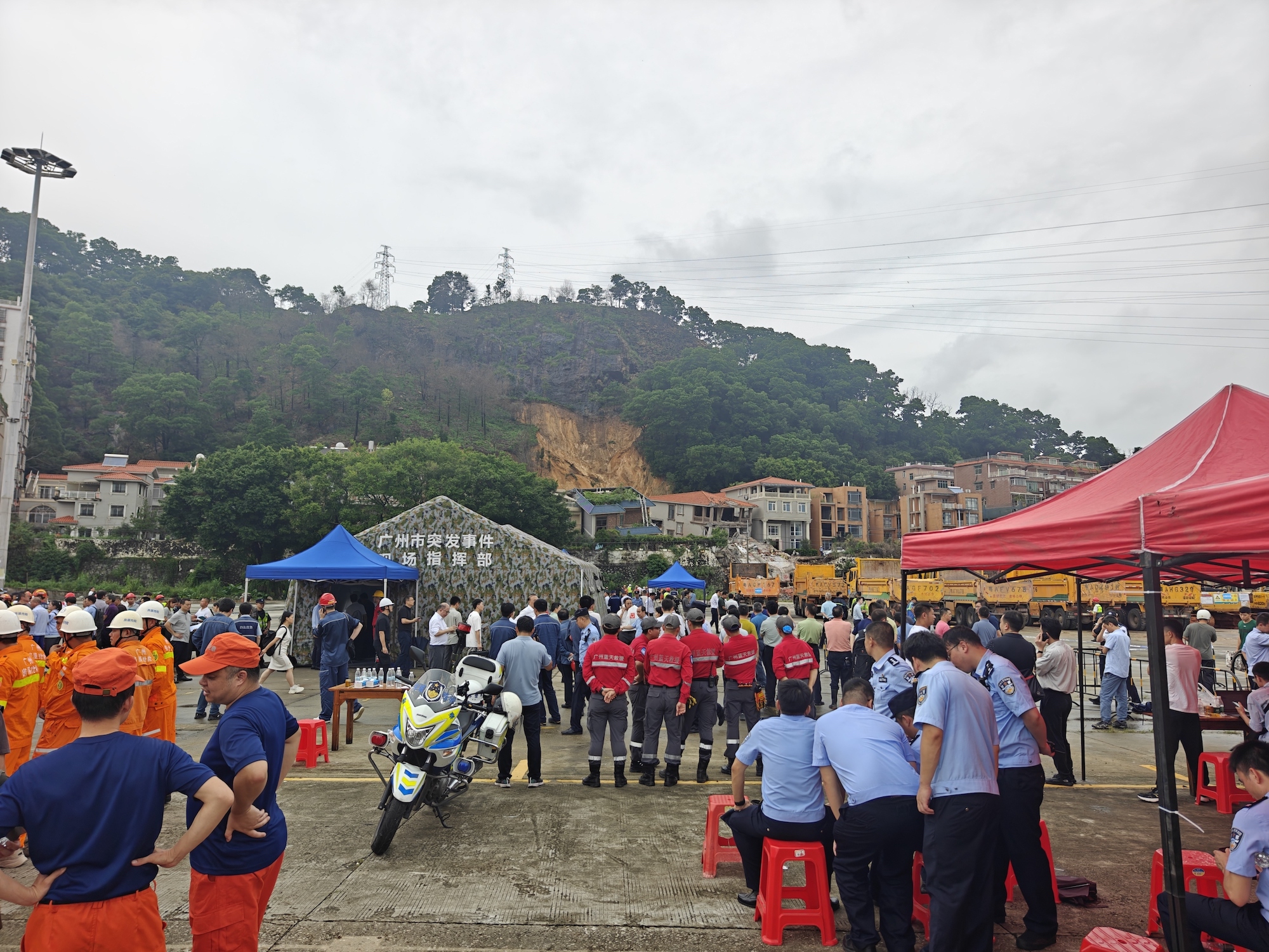 8月6日,广州白云山体滑坡救援现场。人民网 王雅蝶摄