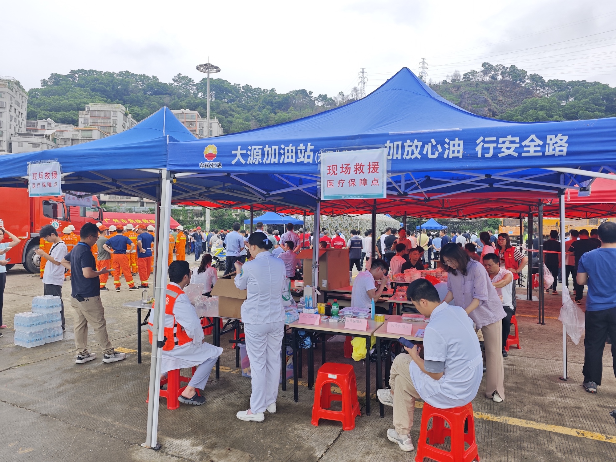 8月6日,广州白云山体滑坡救援现场,设立医疗保障点。实习生 陈星摄