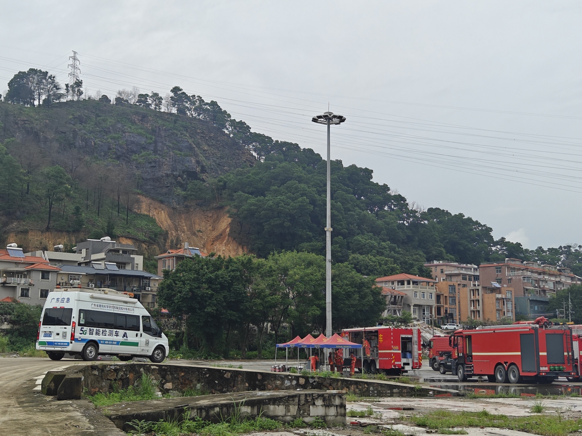 8月6日,广州白云山体滑坡救援现场,5G智能检测车到达。实习生 王鹏摄