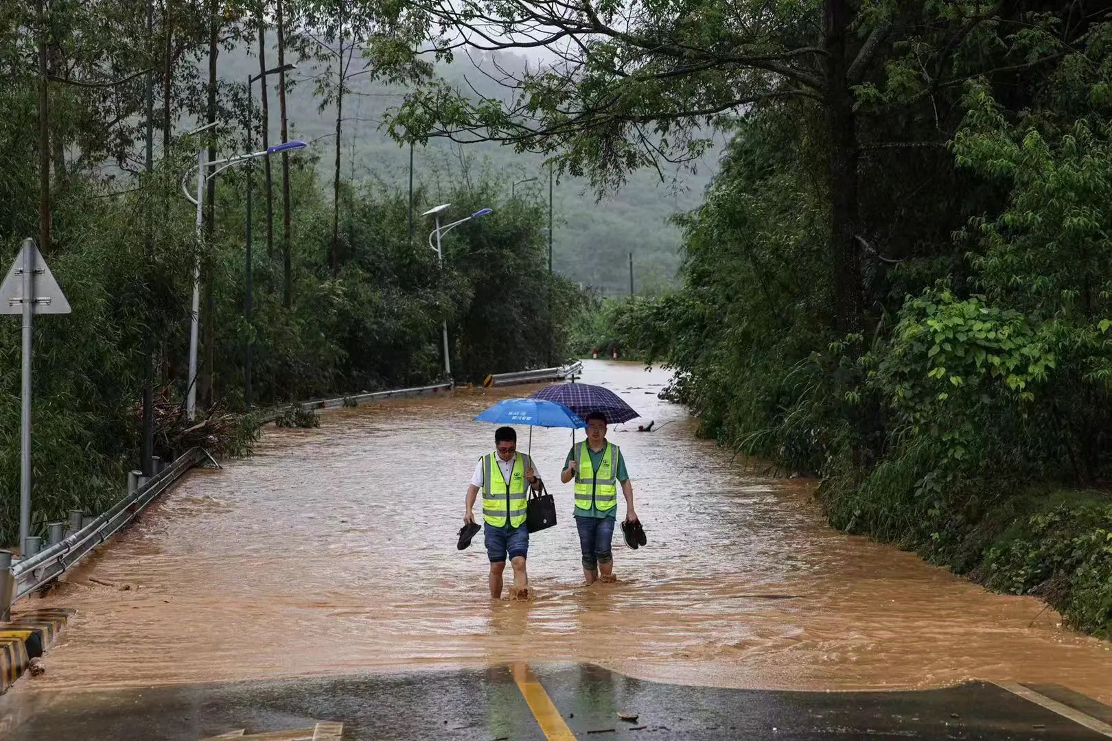2024年4月22日，劉金滄和團隊成員蹚水勘察現場工作