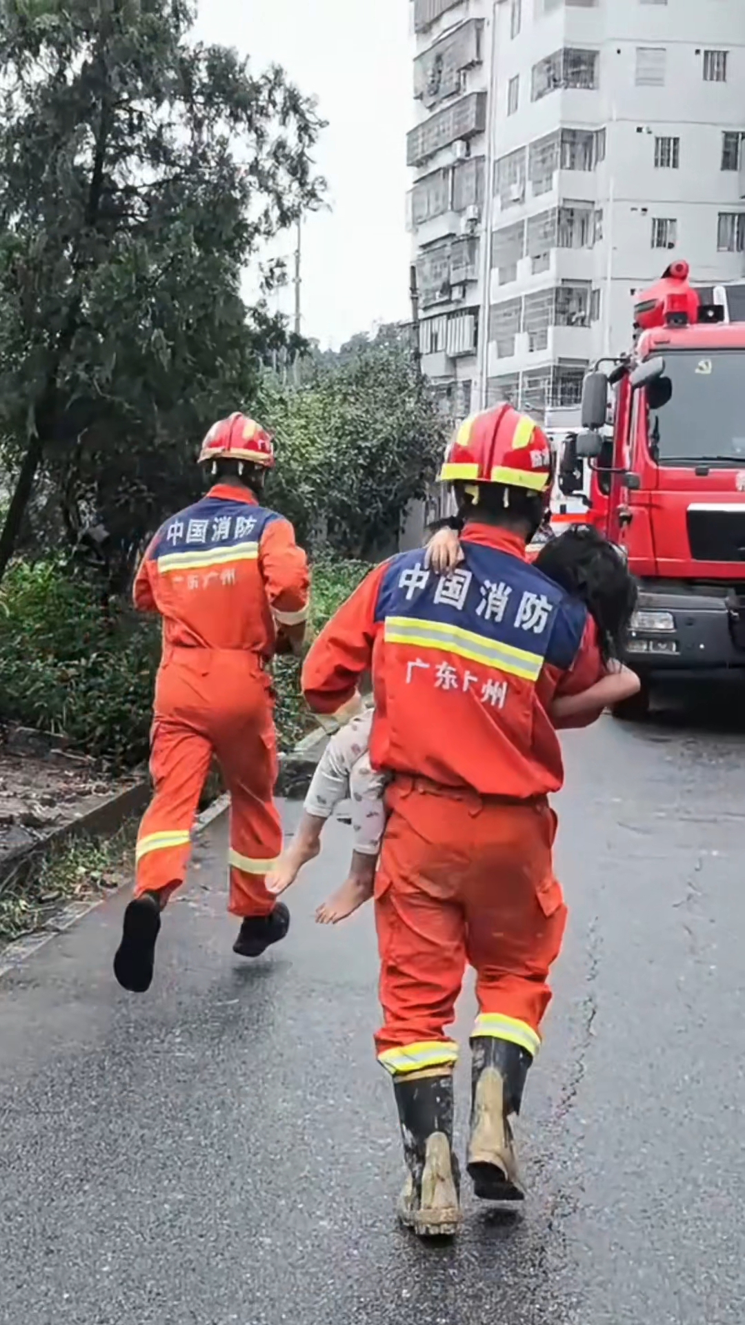 8月6日，广州山体滑坡救援现场，消防救出被困群众。广州市消防救援支队供图