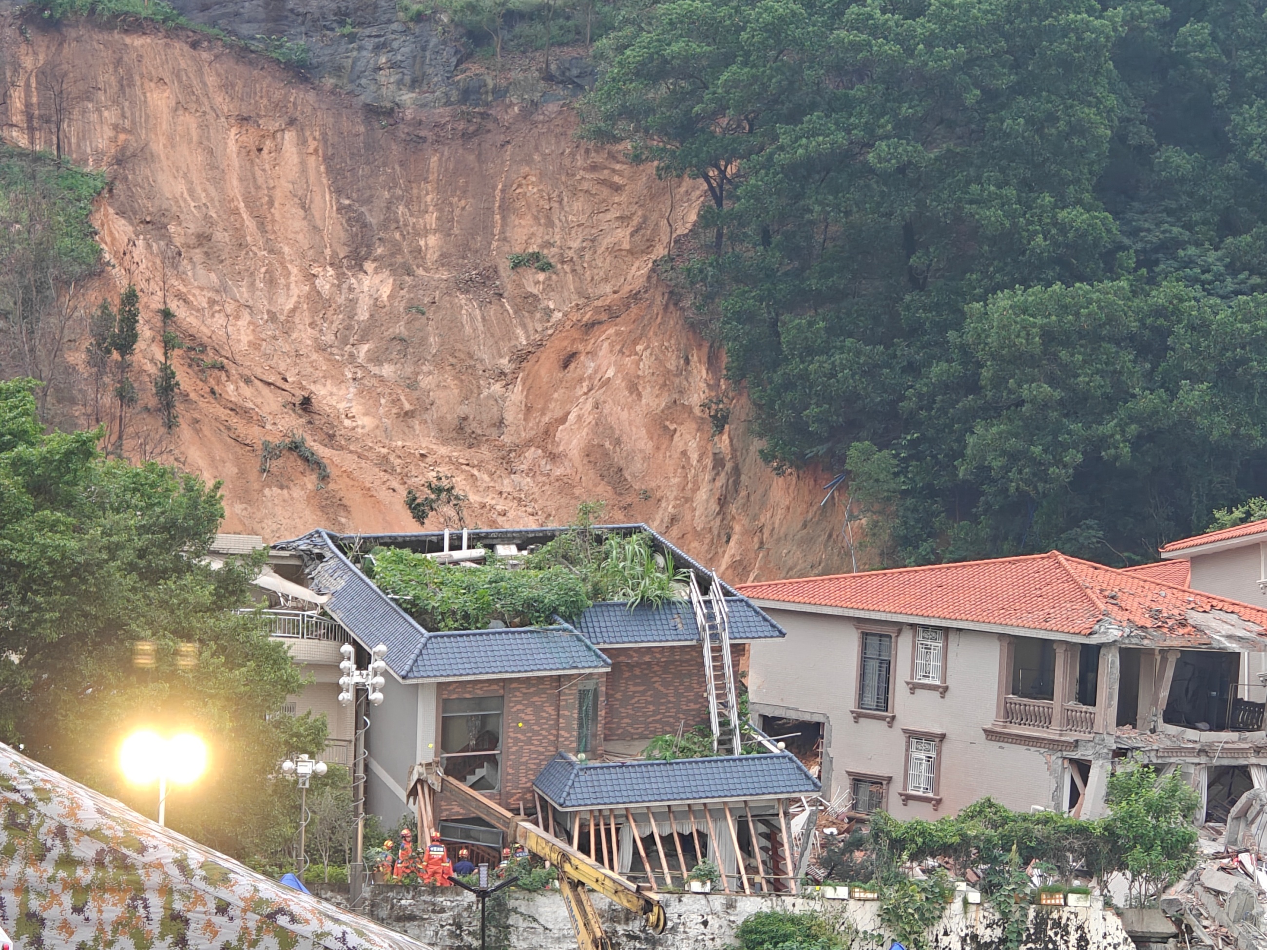 8月6日晚，广州山体滑坡救援现场。人民网 王雅蝶摄