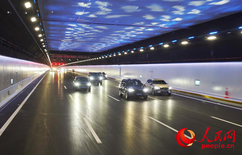 2024年6月30日，車輛通過“世界首例雙向八車道海底沉管隧道”深中通道海底隧道。人民網 朴馨語攝