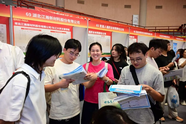 學生排隊了解各湖北企業招聘信息。主辦方供圖