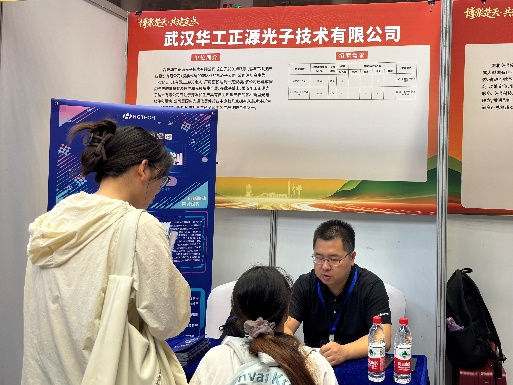 招聘活動現場，企業工作人員為學生答疑解惑。趙怡華攝