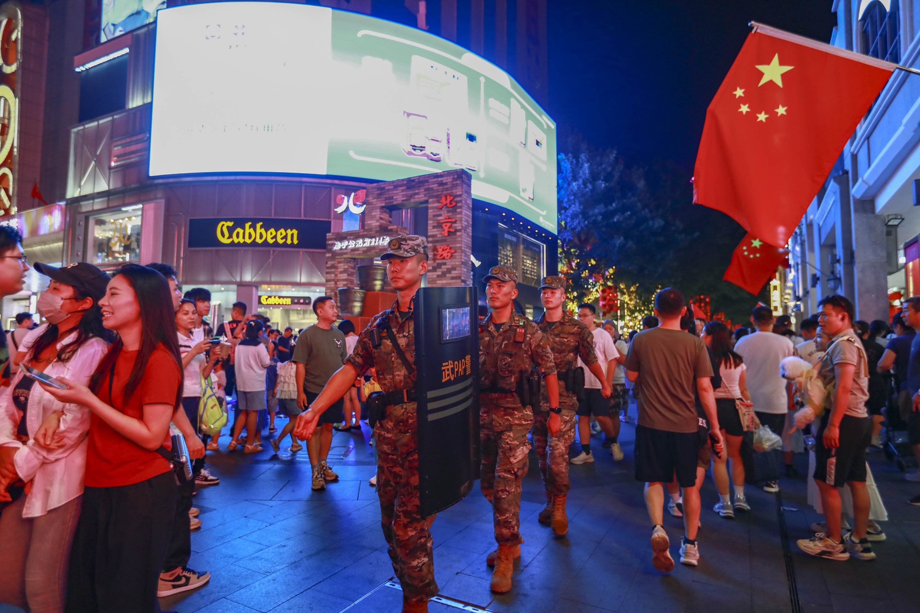 今年國慶中秋假期，武警廣州支隊官兵在北京路徒步巡邏，守護旅客出行。