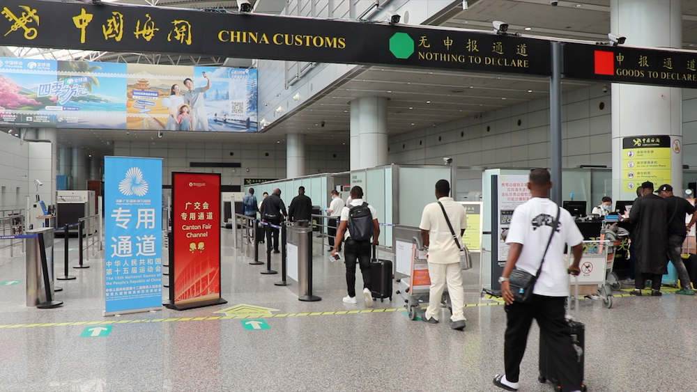 广州海关在琶洲港澳客运口岸设立广交会来宾便捷通道，服务保障第138届广交会参展客商高效通关。韩建全摄