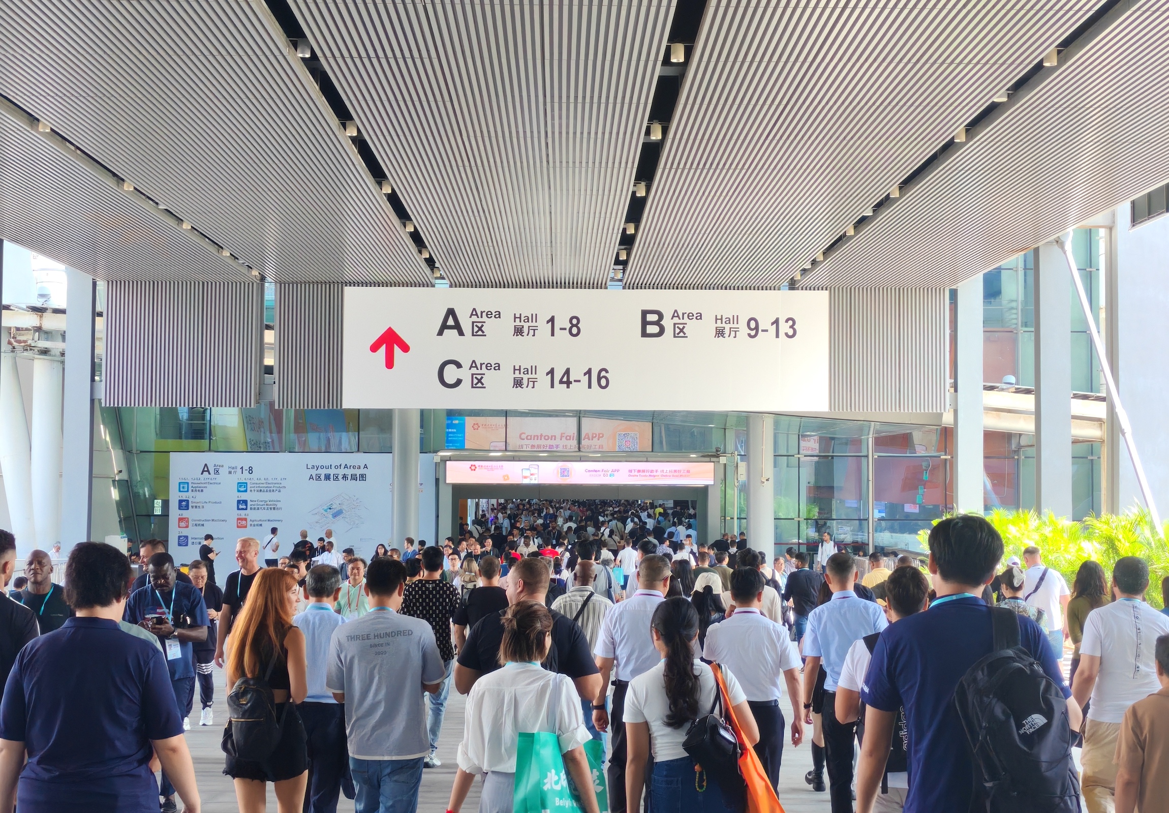 10月15日，广交会现场人流如织。人民网 宁玉瑛摄