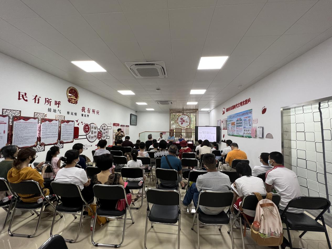 社区退休党员讲党课。穗园社区供图