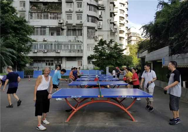 穗园社区居民在打乒乓球等健身运动。穗园社区供图