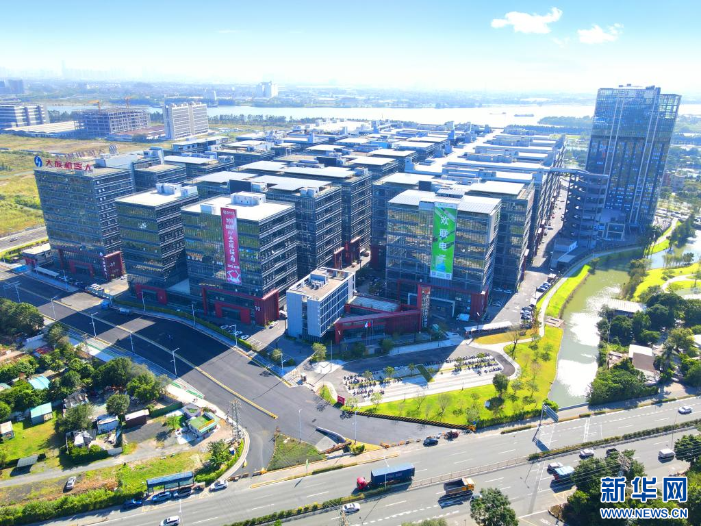 海创大族机器人智造城。新华网发(企业供图)