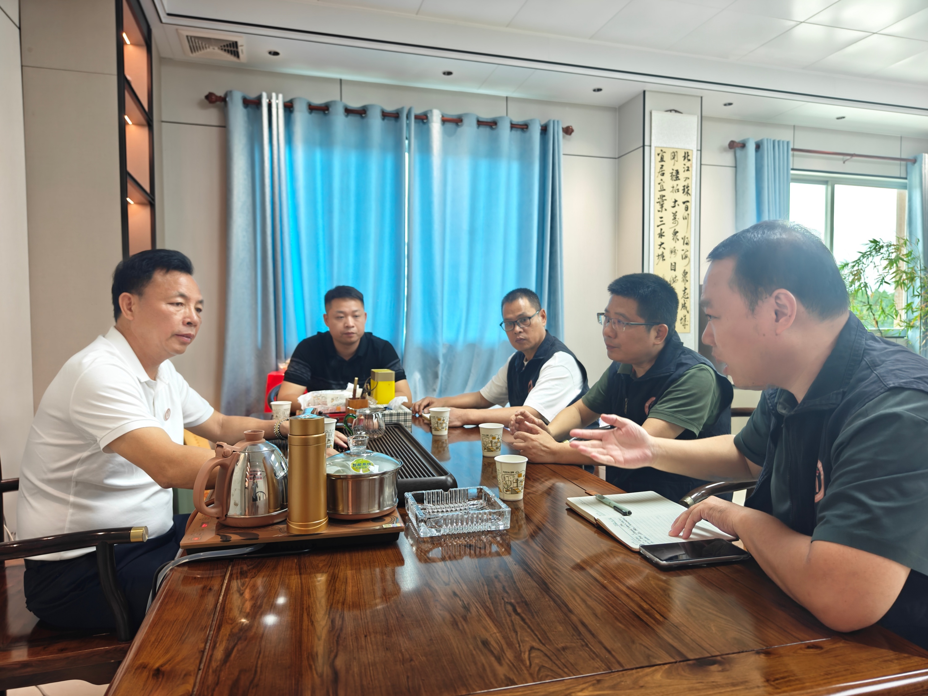 大塘总商会会长庞润沃(左一)与园区社会治理中心工作人员交流,商讨助力企业发展对策。人民网 王雅蝶摄