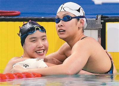 11月11日，第十五届全国运动会游泳女子200米个人混合泳决赛在深圳举行。图为河北队选手于子迪（左）在比赛后与浙江队选手余依婷拥抱致意。于子迪打破亚洲纪录获得冠军，余依婷获得亚军。新华社记者 薛宇舸摄