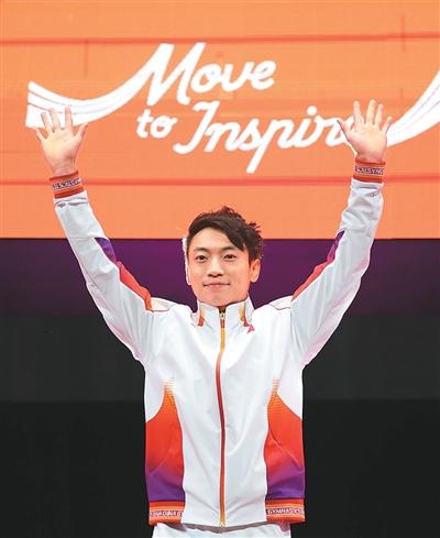 10月25日，在印度尼西亚雅加达举行的2025年国际体操联合会竞技体操世锦赛男子双杠决赛中，中国选手邹敬园夺得冠军。图为邹敬园在颁奖仪式上。新华社记者 白雪飞摄
