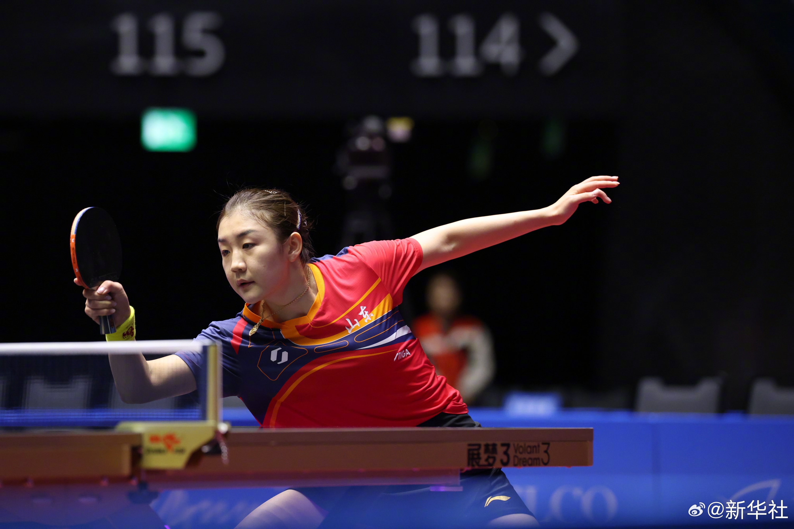 11月13日，第十五届全国运动会乒乓球项目在澳门银河综艺馆展开女单1/4决赛的争夺，山东队的陈梦战胜江苏队的蒯曼，晋级女单四强。图片来源：新华社