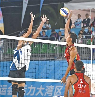 沙滩排球男子组决赛在香港维多利亚公园举行。本报记者 王 亮摄