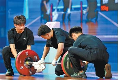  东莞石龙中学体育馆，工作人员对赛事器材进行清理维护。本报记者 蒋雨师摄