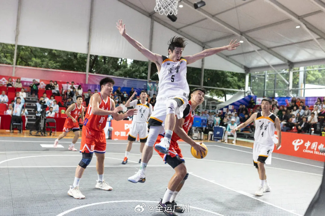 11月13日，第十五届全国运动会群众比赛“双鱼杯”篮球项目三人篮球决赛现场，广东男队击败辽宁男队。图片来源：全运广州