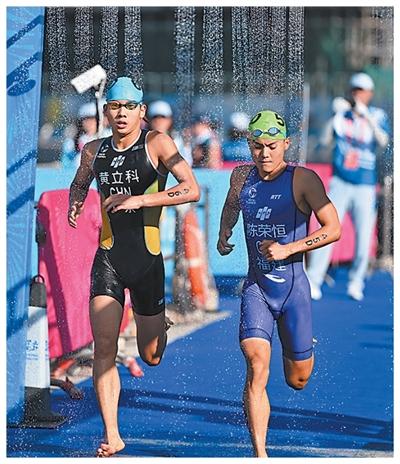   运动员在十五运会铁人三项混合接力赛中。本报记者 王 亮摄