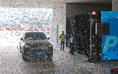 11月15日上午,香港机场管理局在香港口岸自动化停车场举办欢迎仪式,迎接“粤车南下”旅客。郭 辛摄(新华社发)