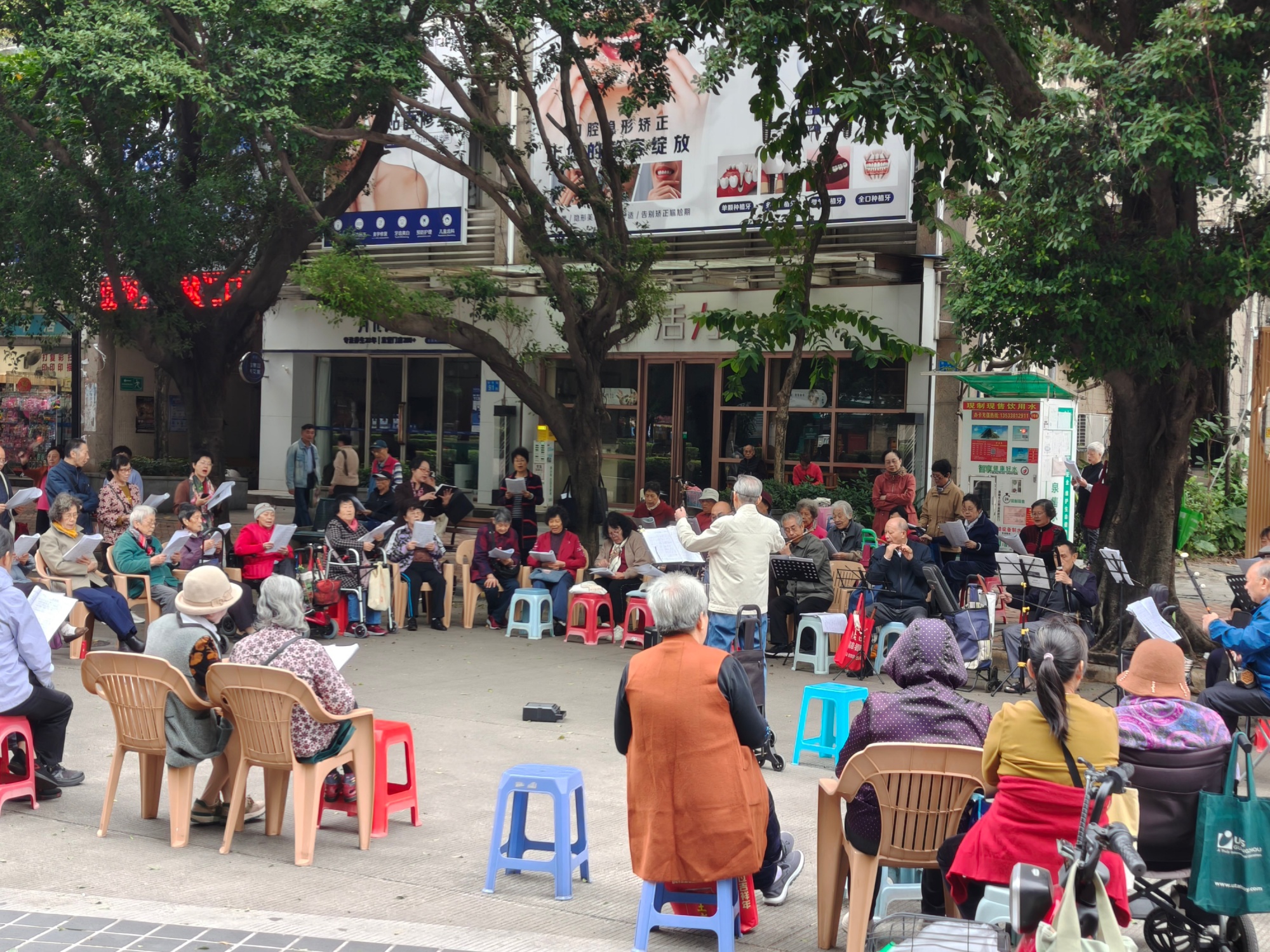 11月18日，广州市天河区，市民身着厚外套在室外聚会。实习生 刘玄摄