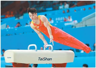 四川队选手邹敬园在十五运会体操男子鞍马吊环双杠全能决赛中。本报记者 陶相安摄
