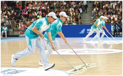 志愿者在十五运会赛场提供服务。本报记者 蒋雨师摄