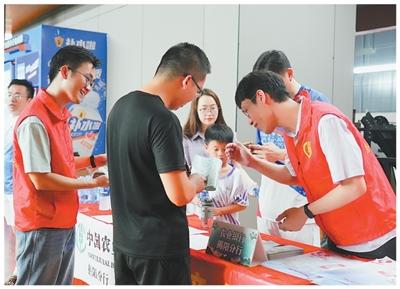 社会各界举办丰富的十五运会相关活动，图为中国农业银行广东揭阳分行进体育场馆开展活动。李超恩摄
